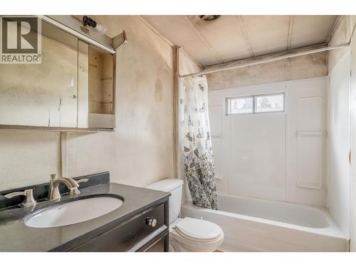 4807 Clarke Avenue, Lac La Hache, BC - Indoor Photo Showing Bathroom