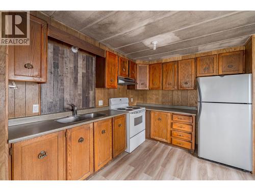 4807 Clarke Avenue, Lac La Hache, BC - Indoor Photo Showing Kitchen With Double Sink
