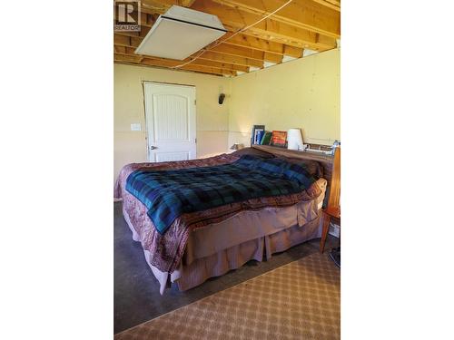 8985 Crescent Spur Road, Mcbride, BC - Indoor Photo Showing Bedroom