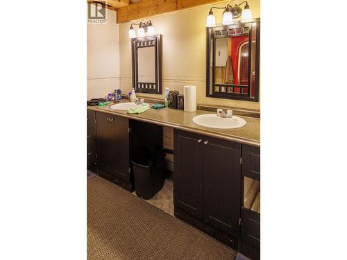 8985 Crescent Spur Road, Mcbride, BC - Indoor Photo Showing Bathroom