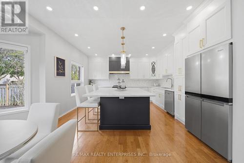 5811 Cornell Crescent, Mississauga, ON - Indoor Photo Showing Kitchen With Upgraded Kitchen