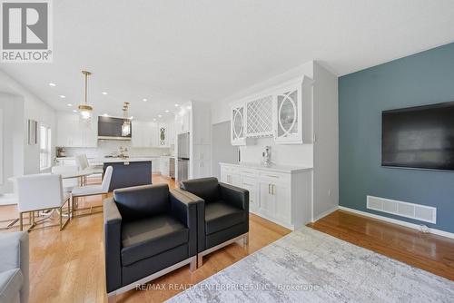 5811 Cornell Crescent, Mississauga, ON - Indoor Photo Showing Living Room