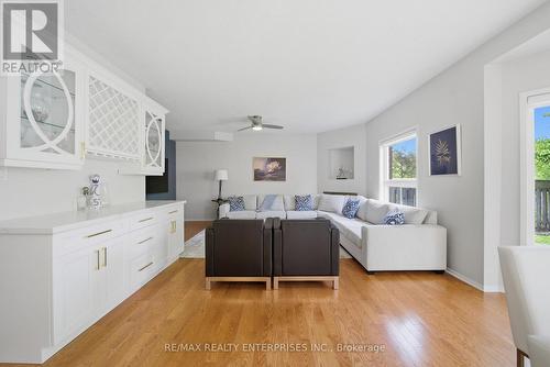 5811 Cornell Crescent, Mississauga, ON - Indoor Photo Showing Living Room