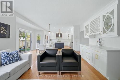 5811 Cornell Crescent, Mississauga, ON - Indoor Photo Showing Living Room