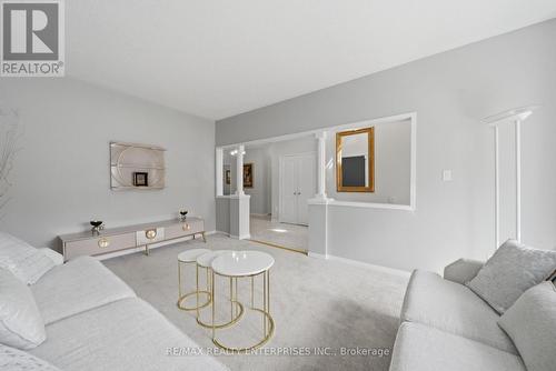 5811 Cornell Crescent, Mississauga, ON - Indoor Photo Showing Living Room