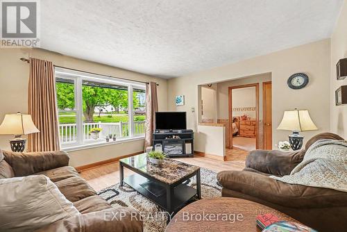Living Room - 19460 County 2 Road, South Glengarry, ON - Indoor Photo Showing Living Room