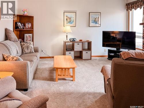 95 Pappas Crescent, Regina, SK - Indoor Photo Showing Living Room