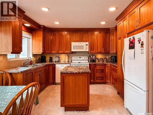 95 Pappas Crescent, Regina, SK - Indoor Photo Showing Kitchen With Double Sink