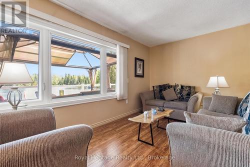 16 Fire Route 122, Trent Lakes, ON - Indoor Photo Showing Living Room