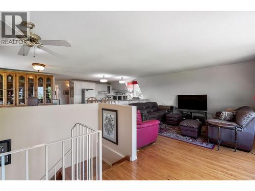 5641 50 Street Nw, Salmon Arm, BC - Indoor