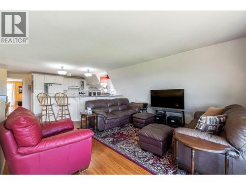 5641 50 Street Nw, Salmon Arm, BC - Indoor Photo Showing Living Room