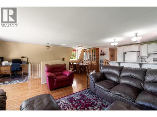 5641 50 Street Nw, Salmon Arm, BC - Indoor Photo Showing Living Room