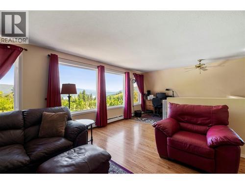 5641 50 Street Nw, Salmon Arm, BC - Indoor Photo Showing Living Room