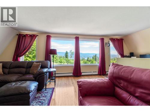 5641 50 Street Nw, Salmon Arm, BC - Indoor Photo Showing Living Room