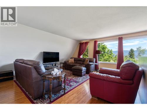 5641 50 Street Nw, Salmon Arm, BC - Indoor Photo Showing Living Room
