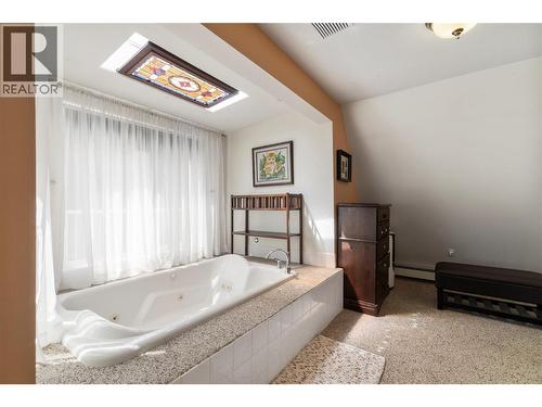 5641 50 Street Nw, Salmon Arm, BC - Indoor