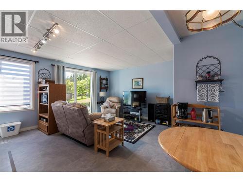 5641 50 Street Nw, Salmon Arm, BC - Indoor Photo Showing Living Room