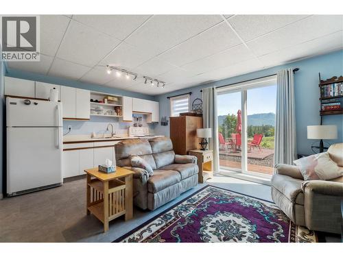 5641 50 Street Nw, Salmon Arm, BC - Indoor Photo Showing Living Room