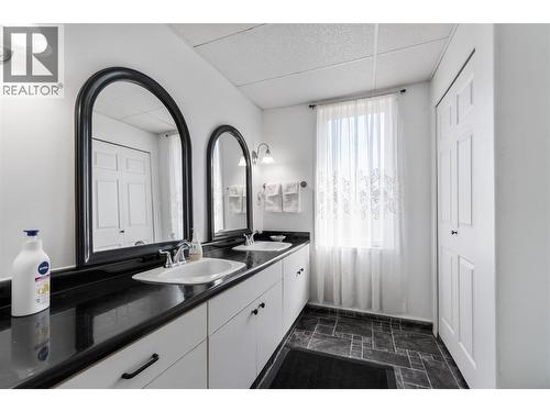 5641 50 Street Nw, Salmon Arm, BC - Indoor Photo Showing Bathroom