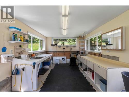 5641 50 Street Nw, Salmon Arm, BC - Indoor