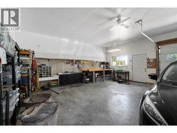 Workshop space in larger garage side - 
