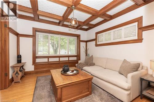 7 Pinehill Road, St. Catharines, ON - Indoor Photo Showing Living Room