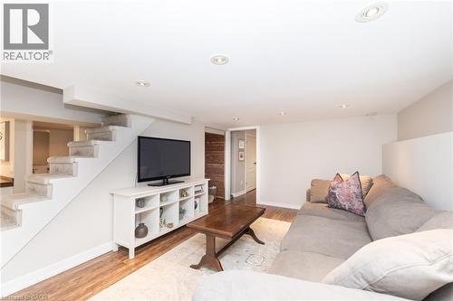 7 Pinehill Road, St. Catharines, ON - Indoor Photo Showing Living Room