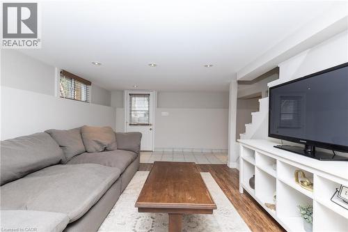 7 Pinehill Road, St. Catharines, ON - Indoor Photo Showing Living Room