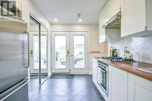 2 Hewitt Place, Barrie, ON - Indoor Photo Showing Kitchen With Upgraded Kitchen
