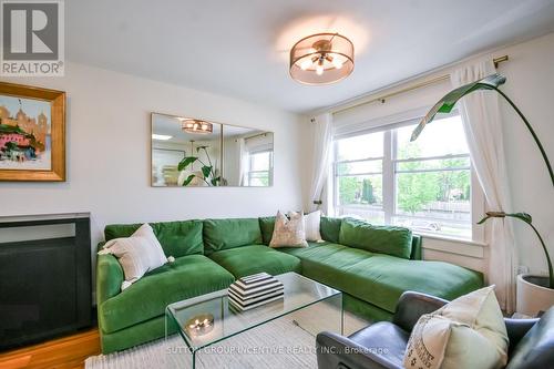 2 Hewitt Place, Barrie, ON - Indoor Photo Showing Living Room