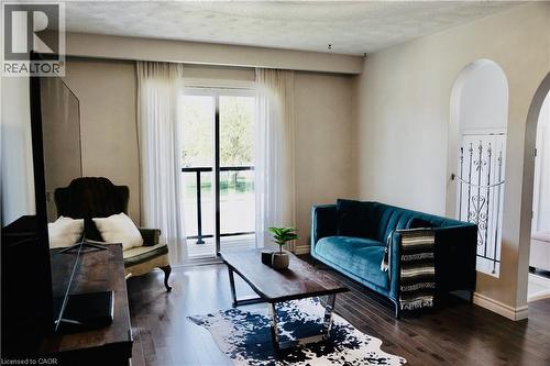 21 Deschene Avenue, Hamilton, ON - Indoor Photo Showing Living Room