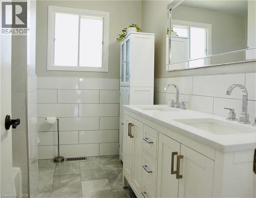 21 Deschene Avenue, Hamilton, ON - Indoor Photo Showing Bathroom