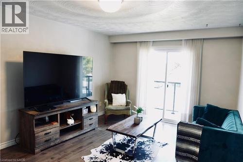21 Deschene Avenue, Hamilton, ON - Indoor Photo Showing Living Room