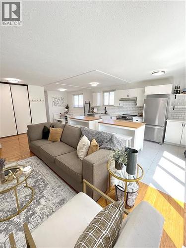 87 Locheed Drive Unit# Upper, Hamilton, ON - Indoor Photo Showing Living Room