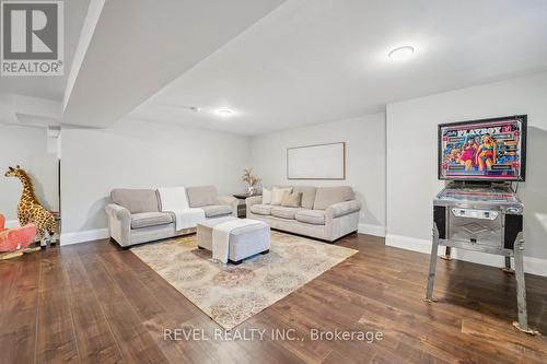 102 Concession 11 E, Hamilton, ON - Indoor Photo Showing Living Room