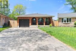 104 FIONA CRESCENT  Hamilton, ON L9C 6P4