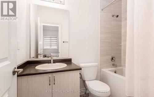 77 Pond View Gate, Hamilton, ON - Indoor Photo Showing Bathroom