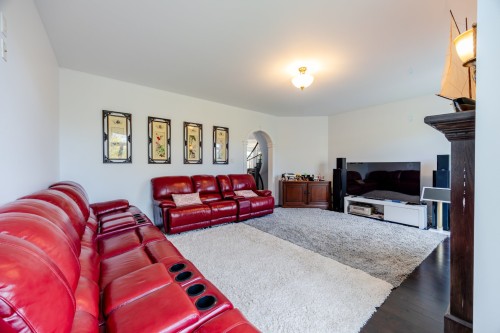 Salon - 7640 Av. De Lugano, Brossard, QC - Indoor
