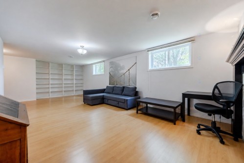 Salon - 7640 Av. De Lugano, Brossard, QC - Indoor