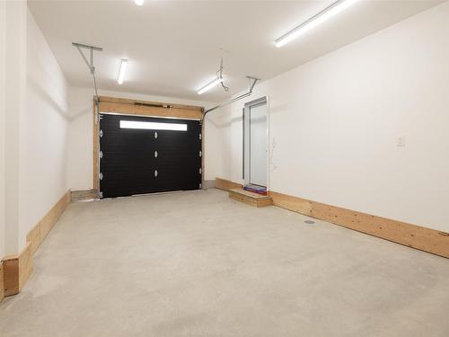 838 Weiler Boulevard, Thunder Bay, ON - Indoor Photo Showing Garage
