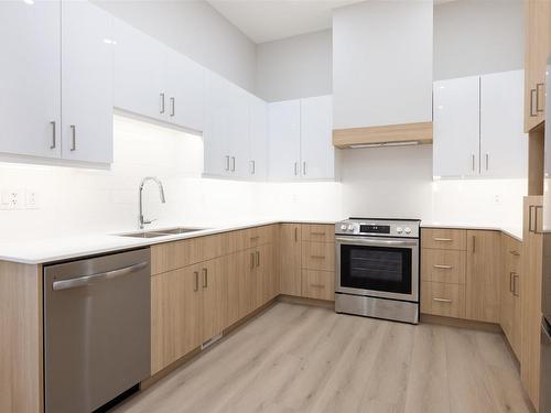 838 Weiler Boulevard, Thunder Bay, ON - Indoor Photo Showing Kitchen With Double Sink