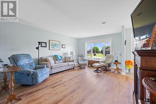 10727 West End Terrace, South Dundas, ON - Indoor Photo Showing Living Room
