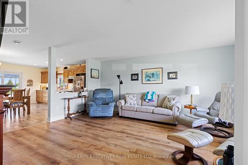 10727 West End Terrace, South Dundas, ON - Indoor Photo Showing Living Room