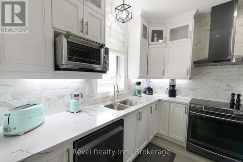 31 Natures Trail, Wasaga Beach, ON - Indoor Photo Showing Kitchen With Double Sink With Upgraded Kitchen