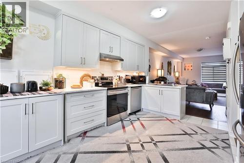 7214 Triumph Lane, Mississauga, ON - Indoor Photo Showing Kitchen With Upgraded Kitchen