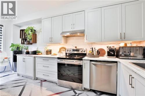 7214 Triumph Lane, Mississauga, ON - Indoor Photo Showing Kitchen With Upgraded Kitchen