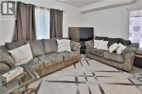 7214 Triumph Lane, Mississauga, ON - Indoor Photo Showing Living Room