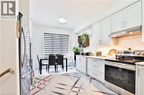 7214 Triumph Lane, Mississauga, ON - Indoor Photo Showing Kitchen With Upgraded Kitchen