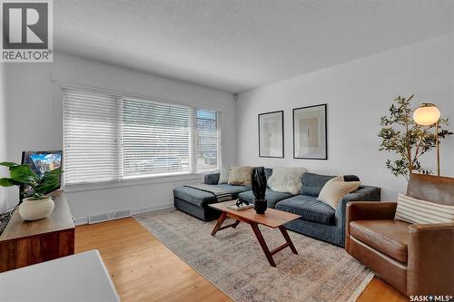 2050 Jubilee Avenue, Regina, SK - Indoor Photo Showing Living Room