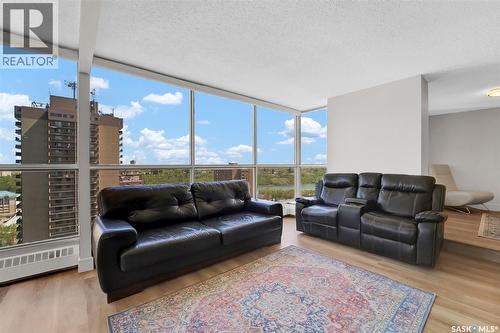 2001 315 5Th Avenue N, Saskatoon, SK - Indoor Photo Showing Living Room